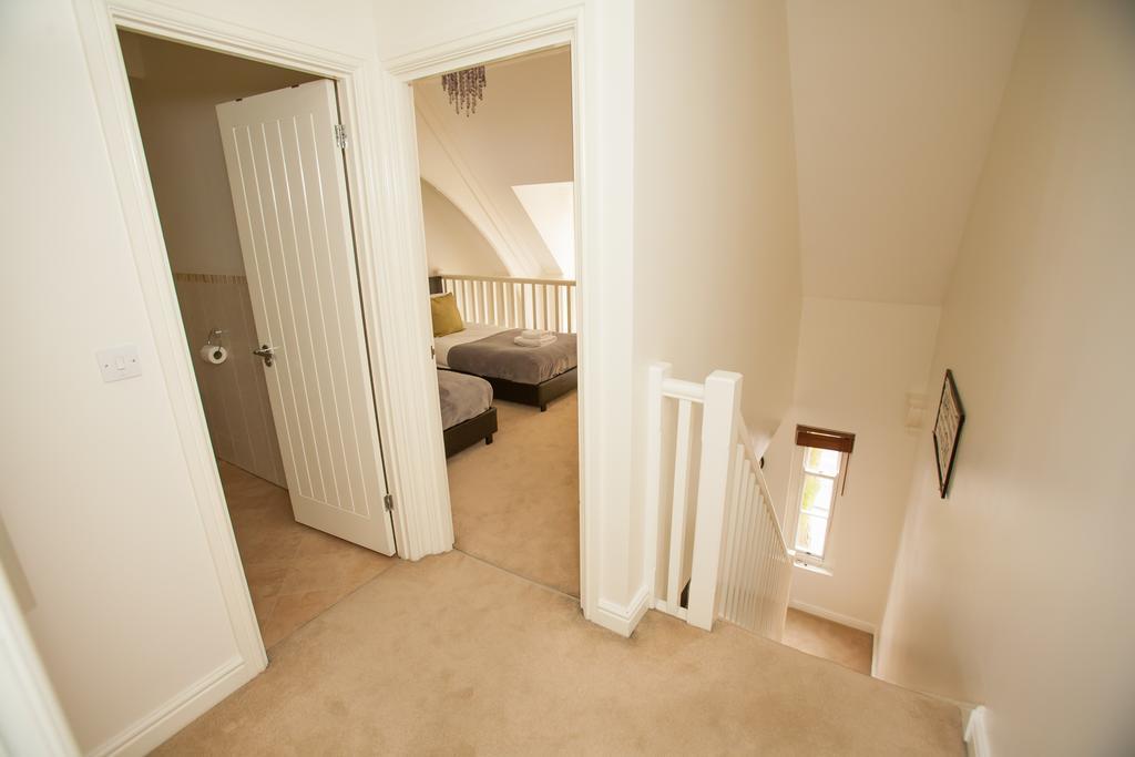 Comfortable Swindon Town Centre Apartments, Free Parking, Sleeps Up To 8 Exteriör bild