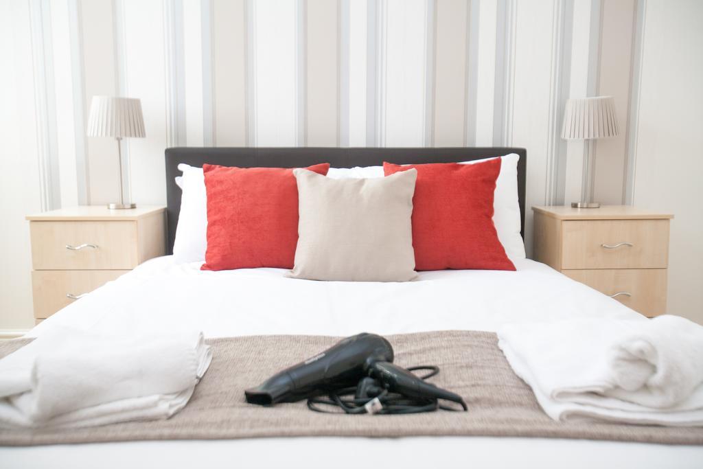 Comfortable Swindon Town Centre Apartments, Free Parking, Sleeps Up To 8 Exteriör bild