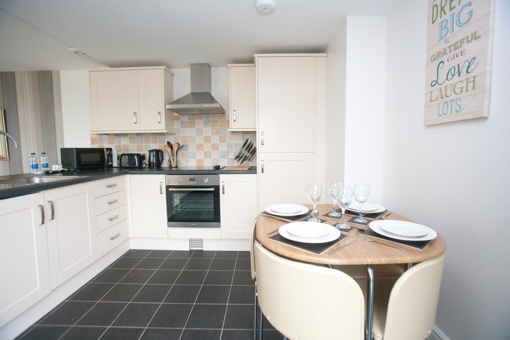 Comfortable Swindon Town Centre Apartments, Free Parking, Sleeps Up To 8 Exteriör bild