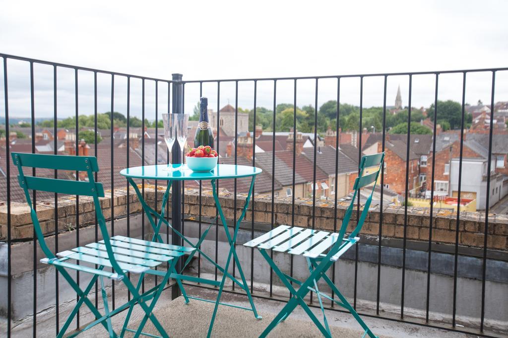 Comfortable Swindon Town Centre Apartments, Free Parking, Sleeps Up To 8 Exteriör bild