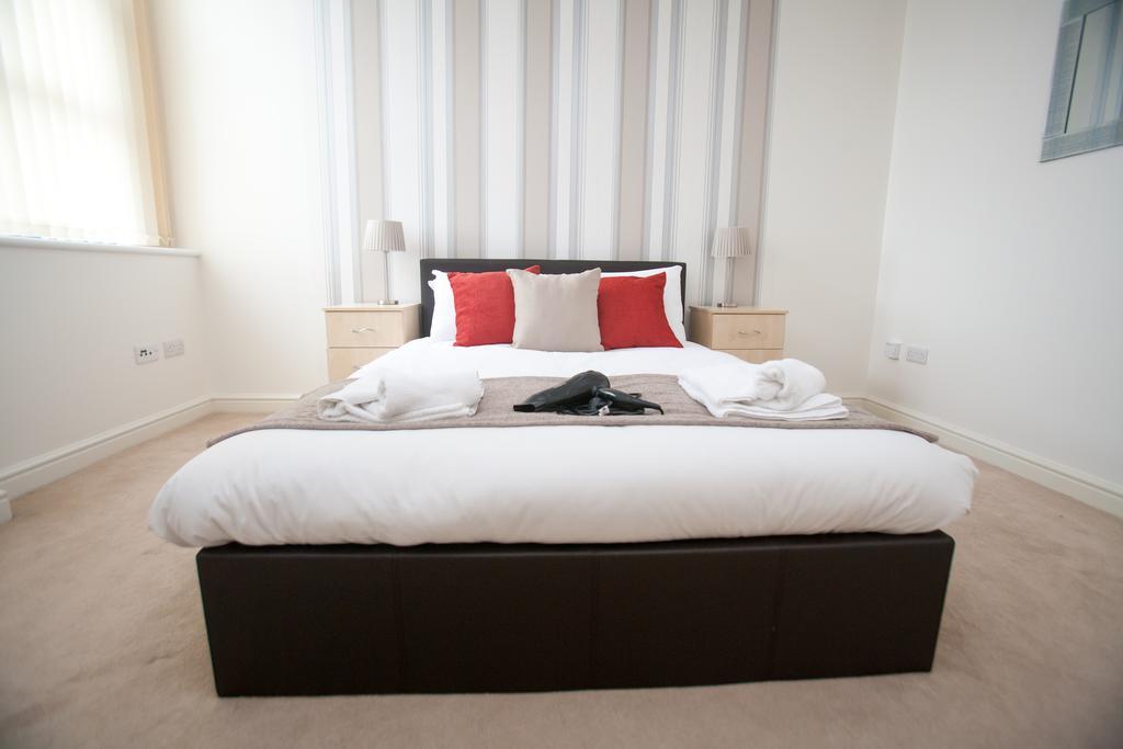 Comfortable Swindon Town Centre Apartments, Free Parking, Sleeps Up To 8 Exteriör bild