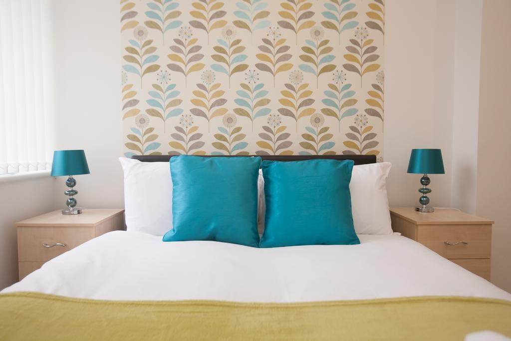 Comfortable Swindon Town Centre Apartments, Free Parking, Sleeps Up To 8 Exteriör bild