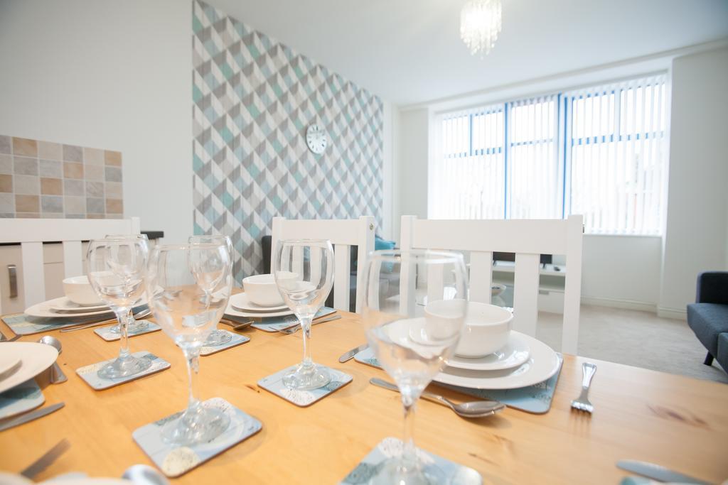 Comfortable Swindon Town Centre Apartments, Free Parking, Sleeps Up To 8 Exteriör bild