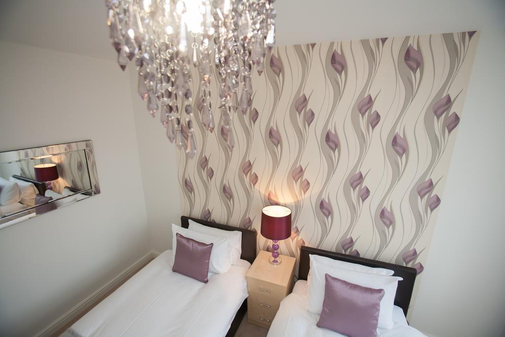 Comfortable Swindon Town Centre Apartments, Free Parking, Sleeps Up To 8 Exteriör bild