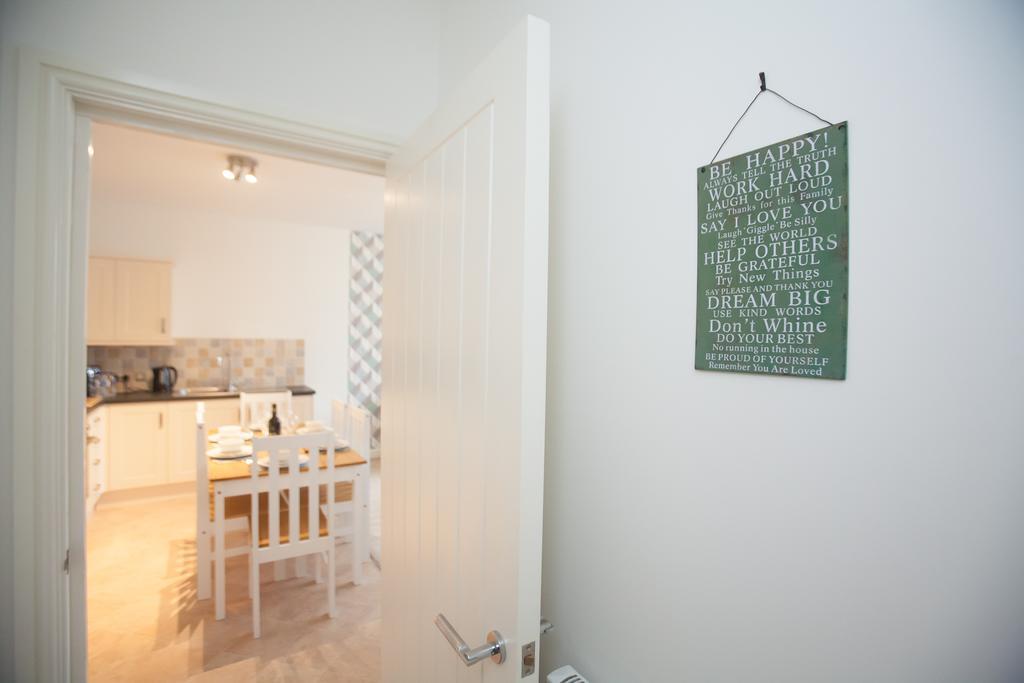 Comfortable Swindon Town Centre Apartments, Free Parking, Sleeps Up To 8 Exteriör bild