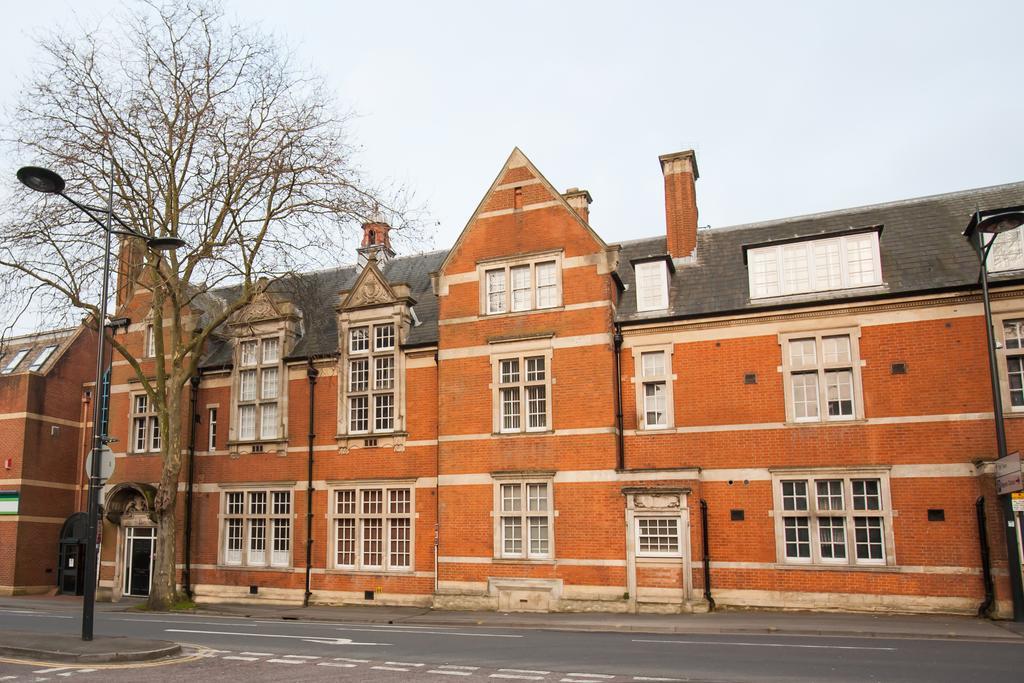 Comfortable Swindon Town Centre Apartments, Free Parking, Sleeps Up To 8 Exteriör bild