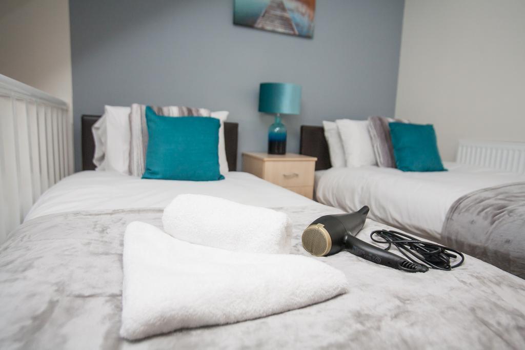 Comfortable Swindon Town Centre Apartments, Free Parking, Sleeps Up To 8 Exteriör bild