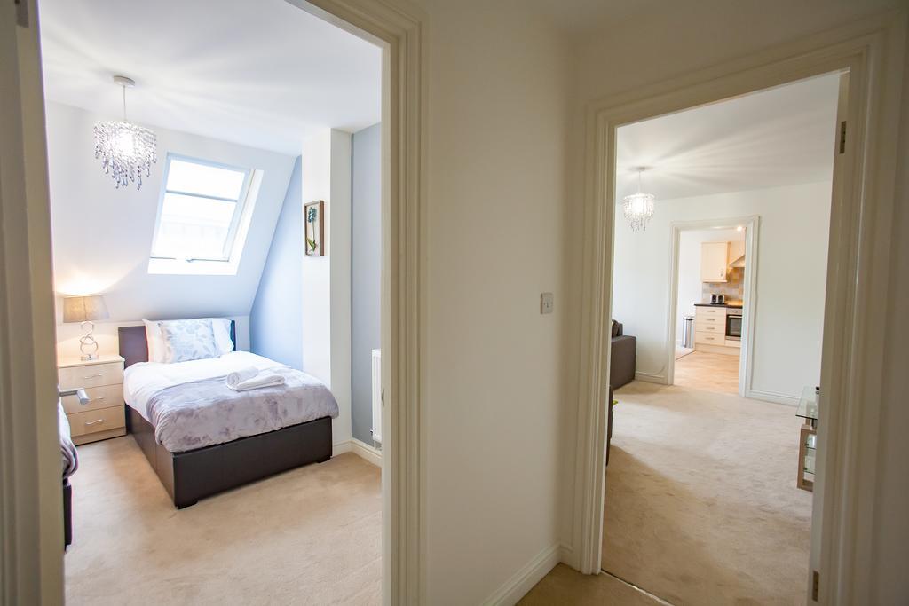 Comfortable Swindon Town Centre Apartments, Free Parking, Sleeps Up To 8 Exteriör bild