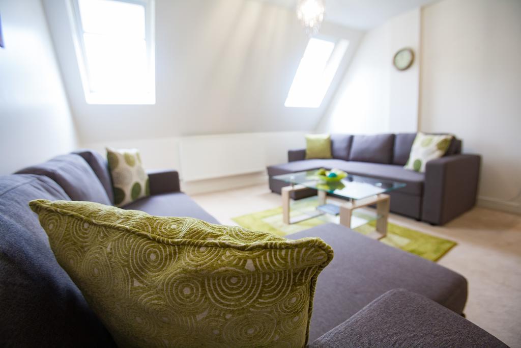 Comfortable Swindon Town Centre Apartments, Free Parking, Sleeps Up To 8 Exteriör bild