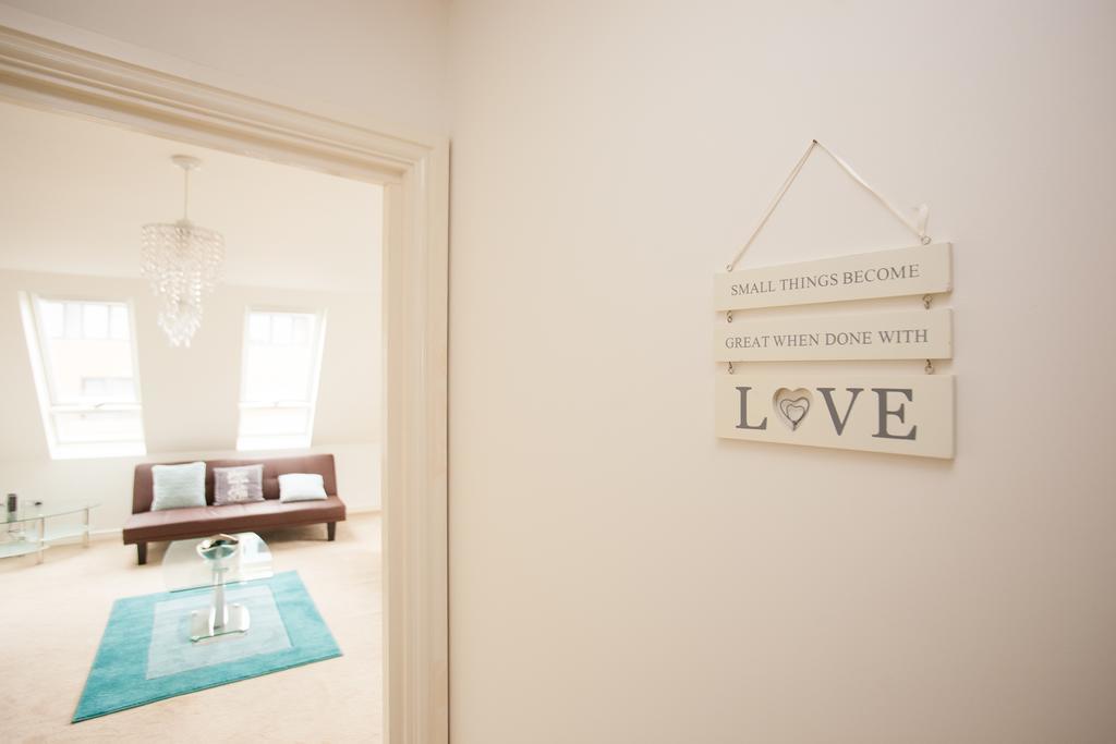 Comfortable Swindon Town Centre Apartments, Free Parking, Sleeps Up To 8 Exteriör bild