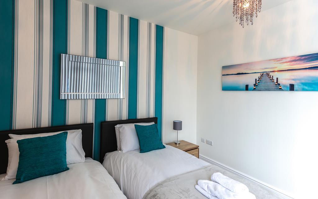 Comfortable Swindon Town Centre Apartments, Free Parking, Sleeps Up To 8 Exteriör bild
