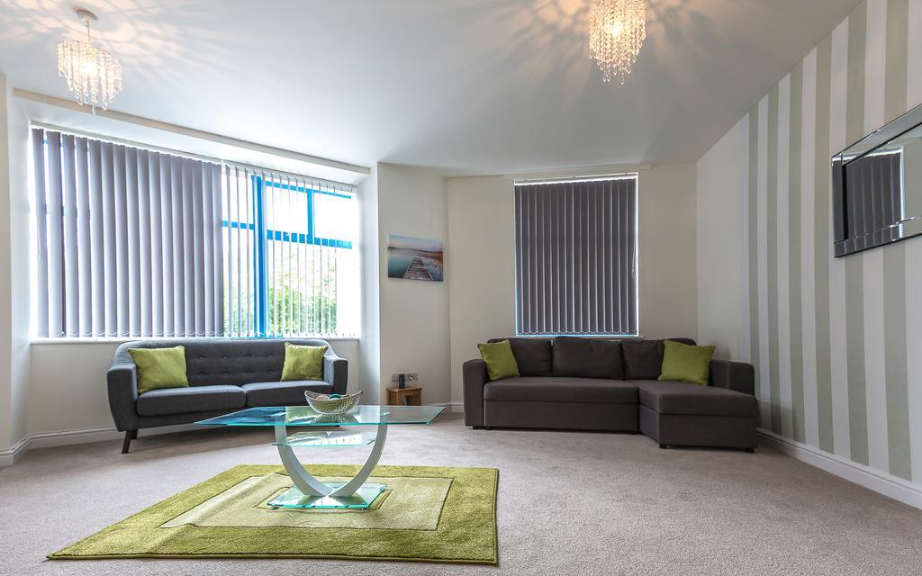 Comfortable Swindon Town Centre Apartments, Free Parking, Sleeps Up To 8 Exteriör bild