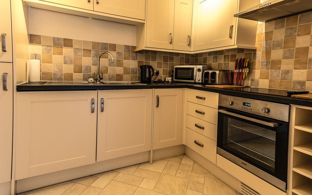 Comfortable Swindon Town Centre Apartments, Free Parking, Sleeps Up To 8 Exteriör bild