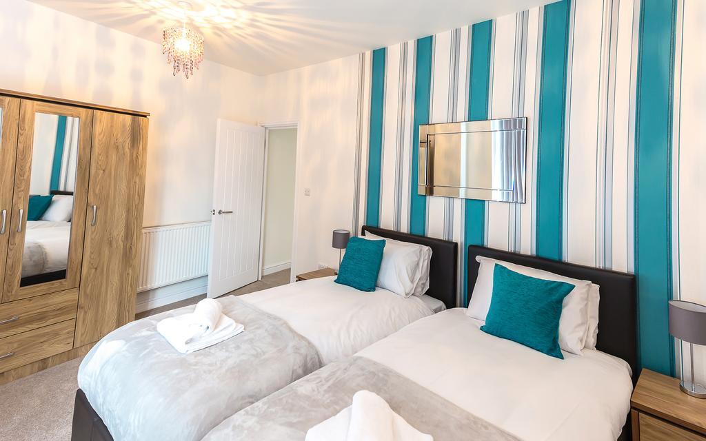 Comfortable Swindon Town Centre Apartments, Free Parking, Sleeps Up To 8 Exteriör bild